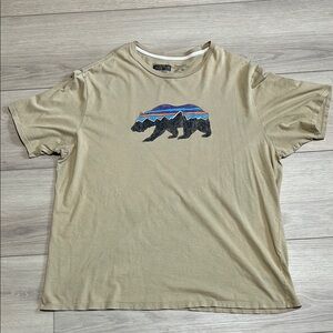 Patagonia Organic Cotton Tan Short Sleeve Tee with Bear Graphic Size Mens XL